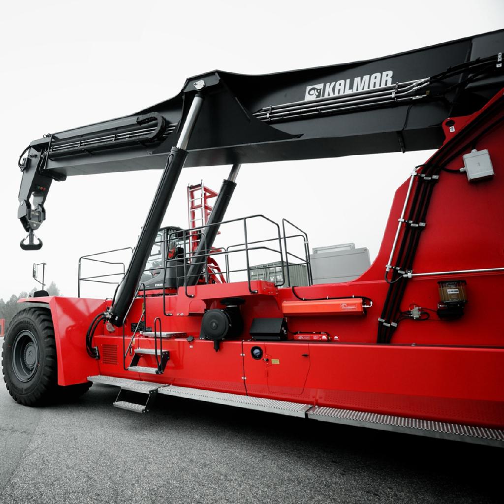 Logistics BusinessKalmar receives double order for the new Super Gloria reachstacker with a world record lifting capacity of 130 tonnes