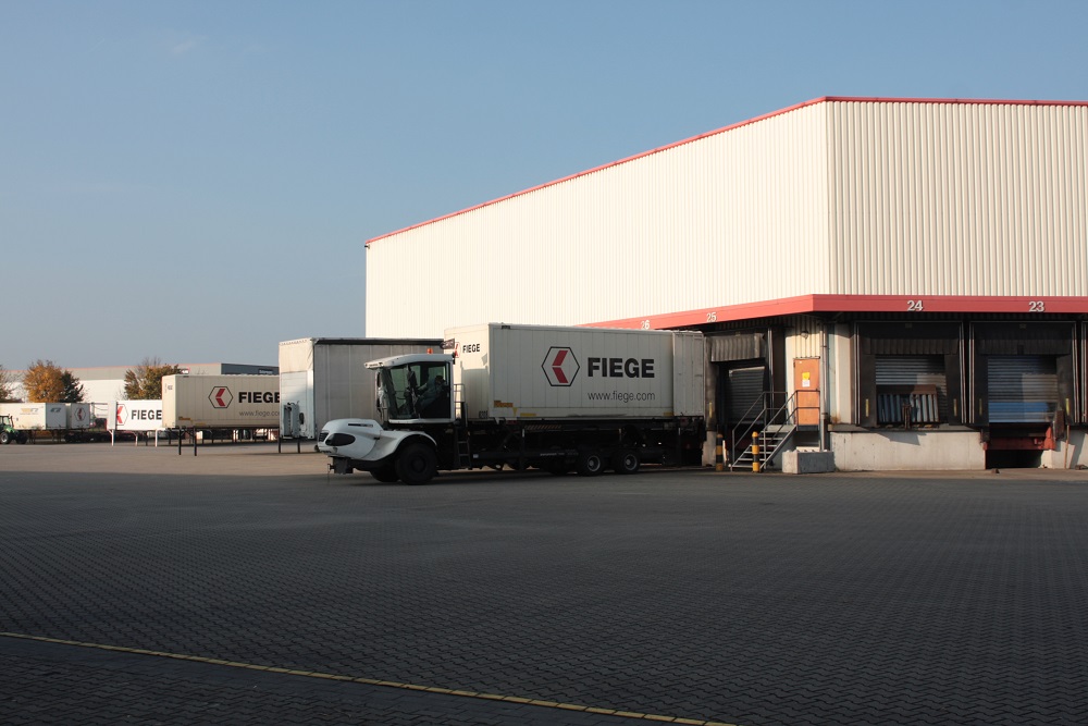 Logistics BusinessSchwarze und Schlichte Renews Fiege Partnership