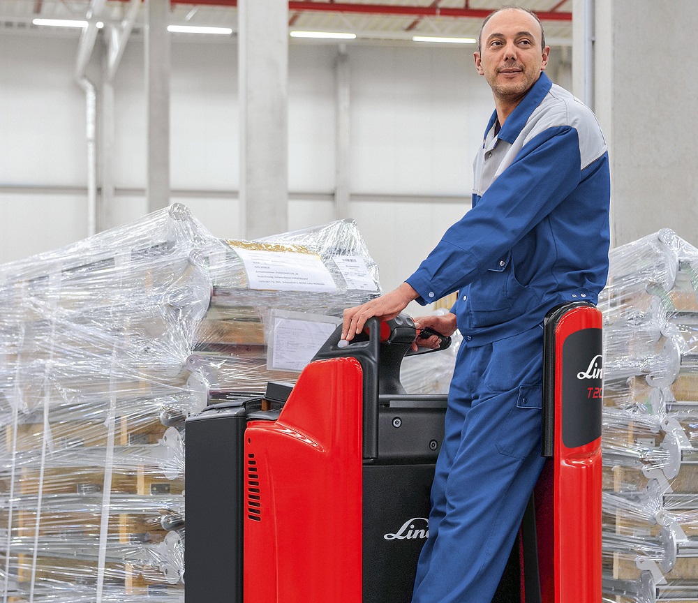 Logistics BusinessSince the launch of model series T20/T25 SP in 2004, Linde Material Handling has sold over 33,000 such pallet trucks worldwide. Linde says that this makes them the clear market leader in the platform pallet truck segment in Europe and also sets a benchmark in the field of intralogistics. Linde will be presenting a number of new, customer-oriented optional features for these successful models at its World of Material Handling (WoMH) 2016 customer event.
 <br></noscript><br>
Around the world, these platform pallet trucks with two or two-and-a-half tonne load capacity facilitate the loading and unloading of HGVs as well as pallet transfer and order picking. Lindes unique driving concept is key to the resounding market success: The main load of the transported goods rests on the drive wheel so that braking and acceleration forces are accurately transmitted. In addition, a hydraulic damping system with tilt sensors for the lateral support wheels ensures maximum stability and driver comfort in all situations. Whether cornering, on uneven surfaces or on slopes  the operator has full control of the vehicle and the load at all times.
 <br><br>  
The new equipment options enhance driver comfort, efficiency and reliability for Linde T20/T25 SP platform trucks even more. The main innovation is the completely decoupled and damped stand-on platform. Platform and steering system form a compact unit, which is decoupled from the chassis. This has led to about 30 percent reduction in jolts and vibrations  both mechanical and human.
  <br><br>
With this innovation, Linde takes another step towards the ergonomic unity of man and machine. This is because platform pallet trucks Linde T20/T25 SP feature proven e-Driver technology. This allows the driver to comfortably rest his back by leaning, while standing at a 45 degree angle to the direction of travel and steer the vehicle with one hand, with which he can also control all drive and lift functions. The 45-degree position provides optimum visibility of the route and load in an ergonomic body posture. In this way the driver can concentrate for a long time without getting tired and he is positioned in such a way that his health is not compromised.
  <br><b><br>
LED work lights increase safety
  </b><br>
To facilitate working in poorly lit environments, Linde has added LED work lights to its range of optional features. These lights help to make processes safer and more efficient, for example when loading and unloading truck trailers with dark interiors. The light is positioned within the vehicle contour, protected against damage, and can be switched on and off with a single move of the hand.
  <br><br> 
In addition to process safety and driver comfort, customers particularly appreciate the high uptime and power of the platform pallet trucks. Both are assured by the trucks 3 kW AC traction motor. Its high torque ensures powerful start up. After less than five metres, the vehicle reaches its maximum speed of 12 km/h. The trucks and their new optional features will make their debut at Lindes WoMH in Offenbach, Germany which will take place from 9-25 May. Visitors to this customer event will be offered the opportunity to test-drive the vehicles themselves.