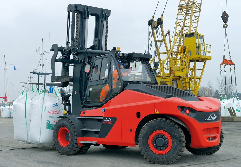 Logistics BusinessThe 2015 fiscal year was a special one for industrial truck manufacturer, Linde Material Handling: for the first time in corporate history, customers ordered more than 100,000 forklift and warehouse trucks within one year. Shortly before year-end, it was leading manufacturer of wood-based panels and wood materials, Kronospan, who broke through the six-digit barrier with an order for three electric Linde E80/900 forklifts.
<br src=