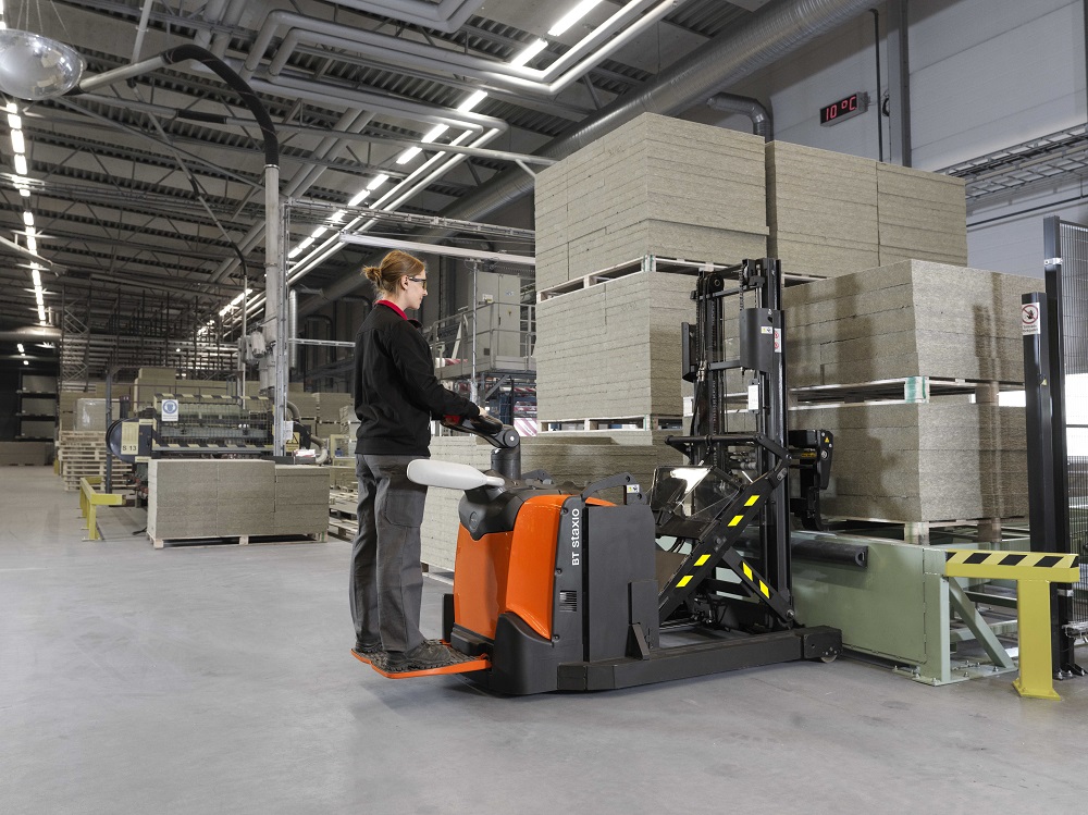 Logistics BusinessThe SPE120XR, SPE120XRD and SWE120XR have joined the BT Staxio P- and W-series from Toyota Material Handling Europe. Equipped with retractable masts, a compact chassis and the ability to handle different types of pallets, the Japanese giant says these models are designed to save space and increase efficiency.
<br src=