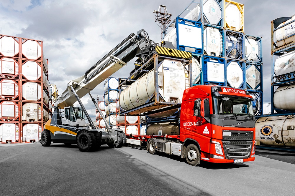 Logistics BusinessLiebherr reachstacker busy at Katoen Natie terminal