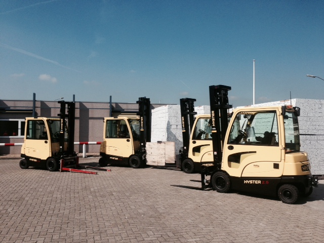 Logistics BusinessHyster Side Battery Extraction System in Action in The Netherlands