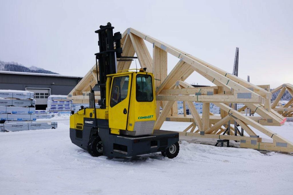 Logistics BusinessCombilift Multidirectionals Working Well in the Snow