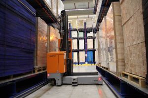 Logistics BusinessCase Study: Hubtex Sideloaders Optimize Space and Storage