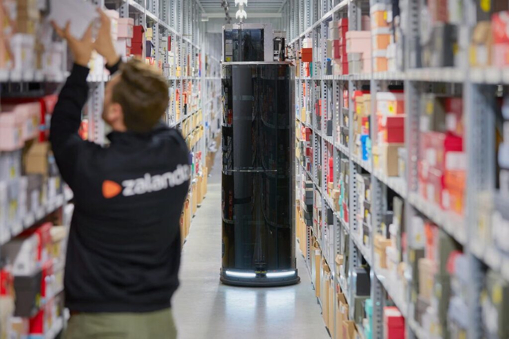 Logistics BusinessMagazino extends robot fleet at Zalando