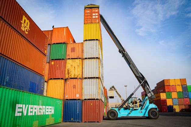 Logistics BusinessPeruvian logistics firm adds reach stacker to fleet