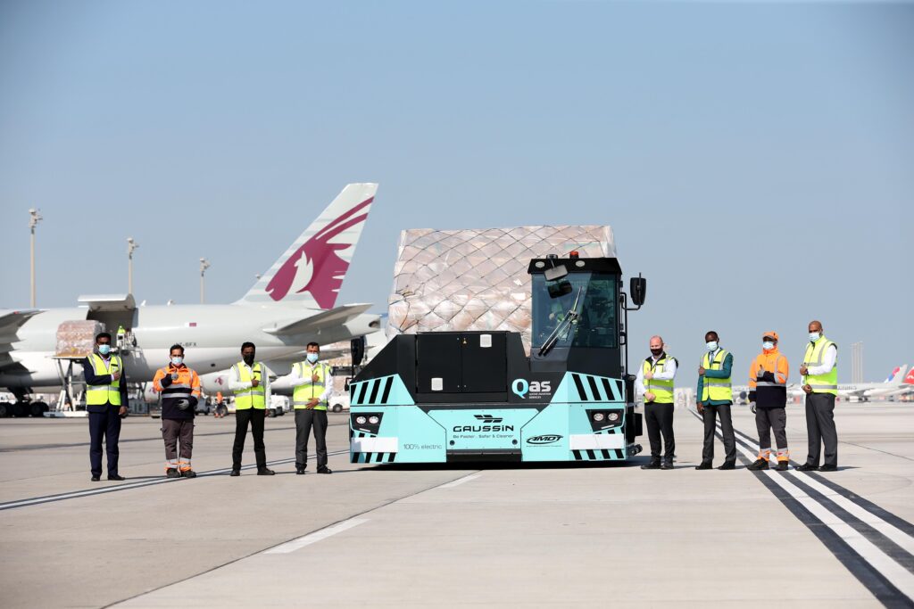 qatar-airways-cargo-uses-zero-emission-pallet-transporter