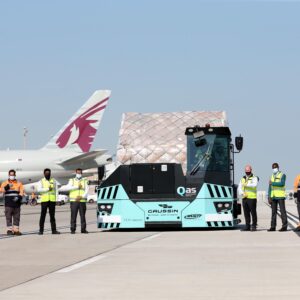 qatar-airways-cargo-uses-zero-emission-pallet-transporter