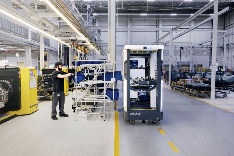 Logistics BusinessMAN trials automation with Magazino robot