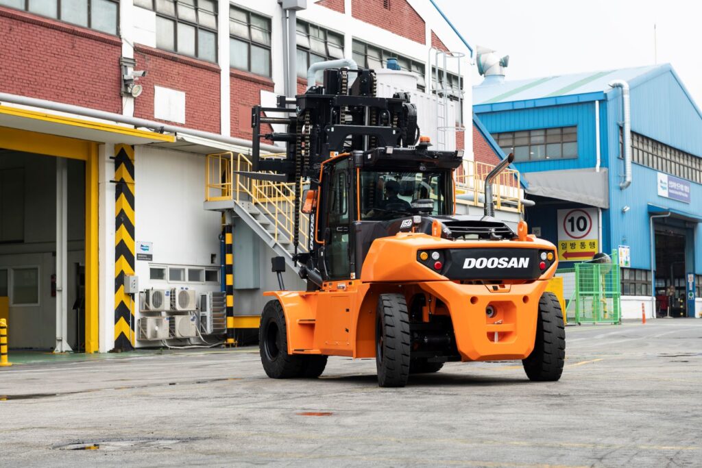 Logistics BusinessDoosan launches fuel-efficient heavy lifting 9-Series