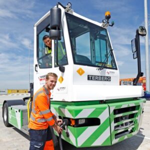 first-electric-terminal-tractor-arrives-british-port