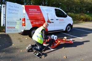 Logistics BusinessDon’t neglect the essential hand pallet truck