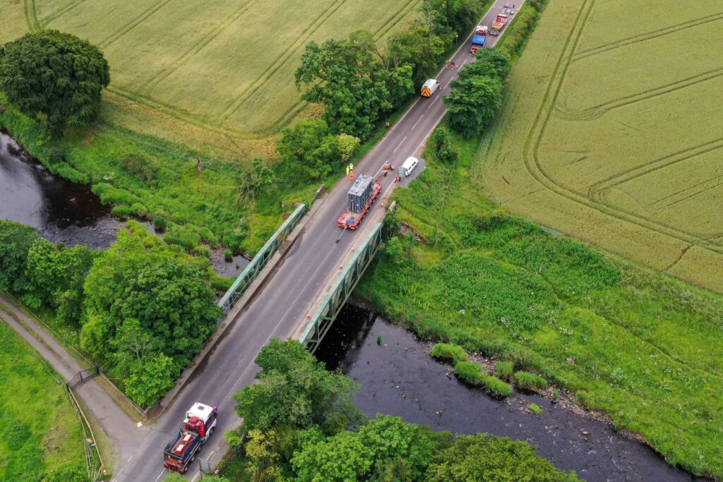 Logistics BusinessHaulage team overcomes bridge challenge