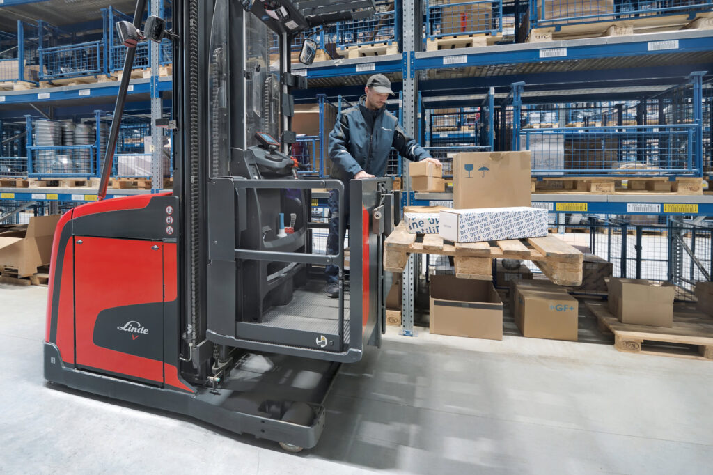 Logistics BusinessHigh Performer in High-rack Warehouses