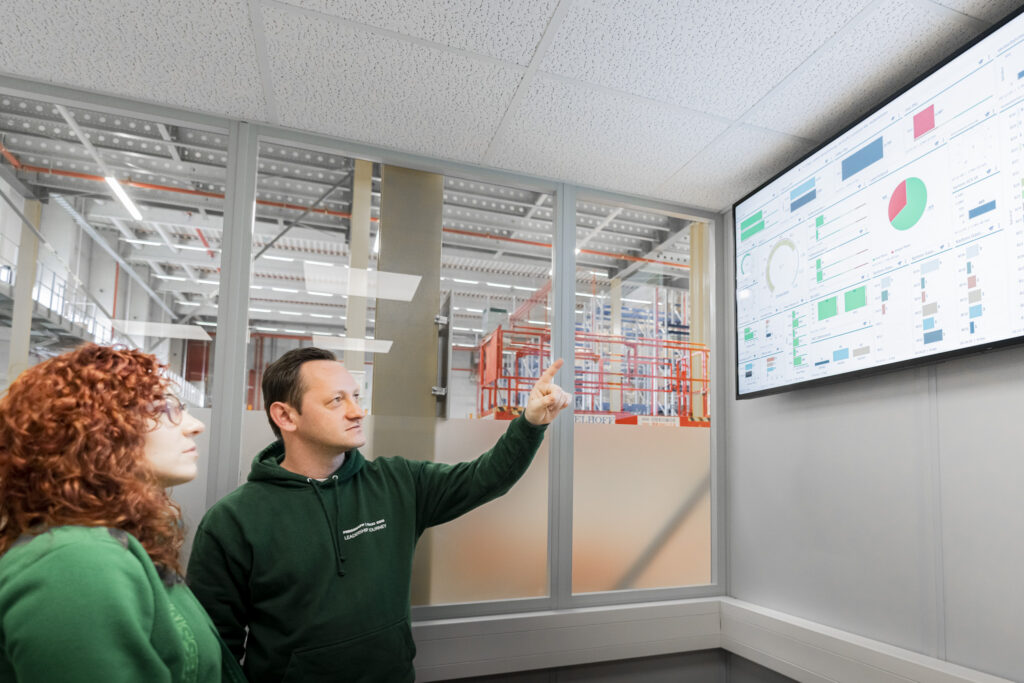 Logistics BusinessDashboard Displays Warehouse Data