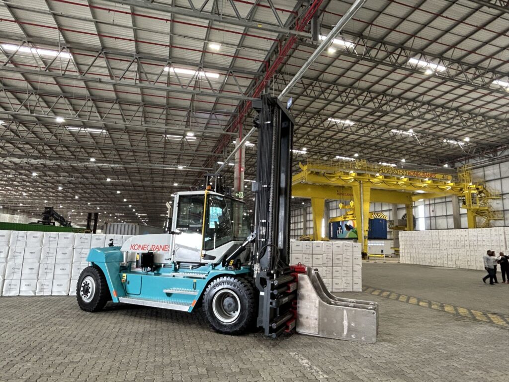 Logistics BusinessMaterial Handling at Latin America’s Largest Port