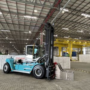Logistics BusinessMaterial Handling at Latin America’s Largest Port