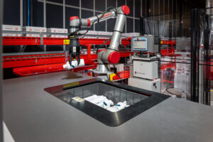 Logistics BusinessRobot Picking just like the real thing