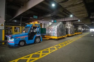 Logistics BusinessCathay Cargo Pioneers Autonomous Electric Tractor