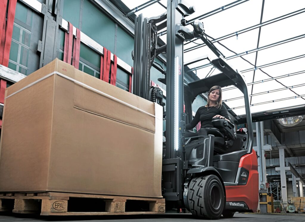 Logistics BusinessCounterbalance Forklift is Compact Space Marvel
